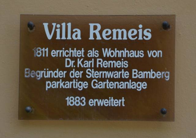 Info-Tafel an der Villa Remeis: 1811 errichtet als Wohnhaus von Dr. Karl Remeis, Begründer der Sternwarte Bamberg, parkartige Gartenanlage, 1883 erweitert