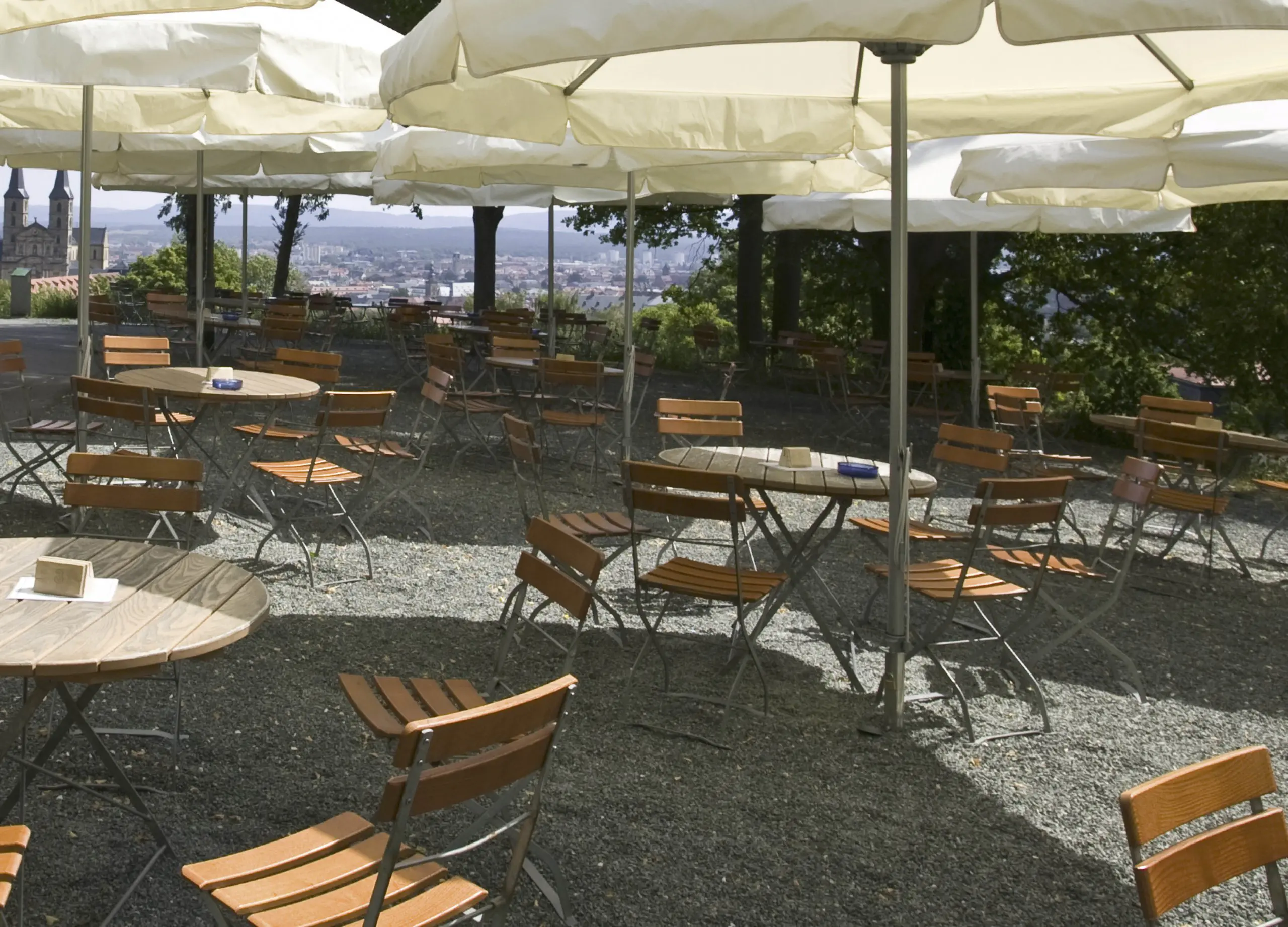 Blick in den Café-Garten, im Hintergrund das Stadtbild von Bamberg