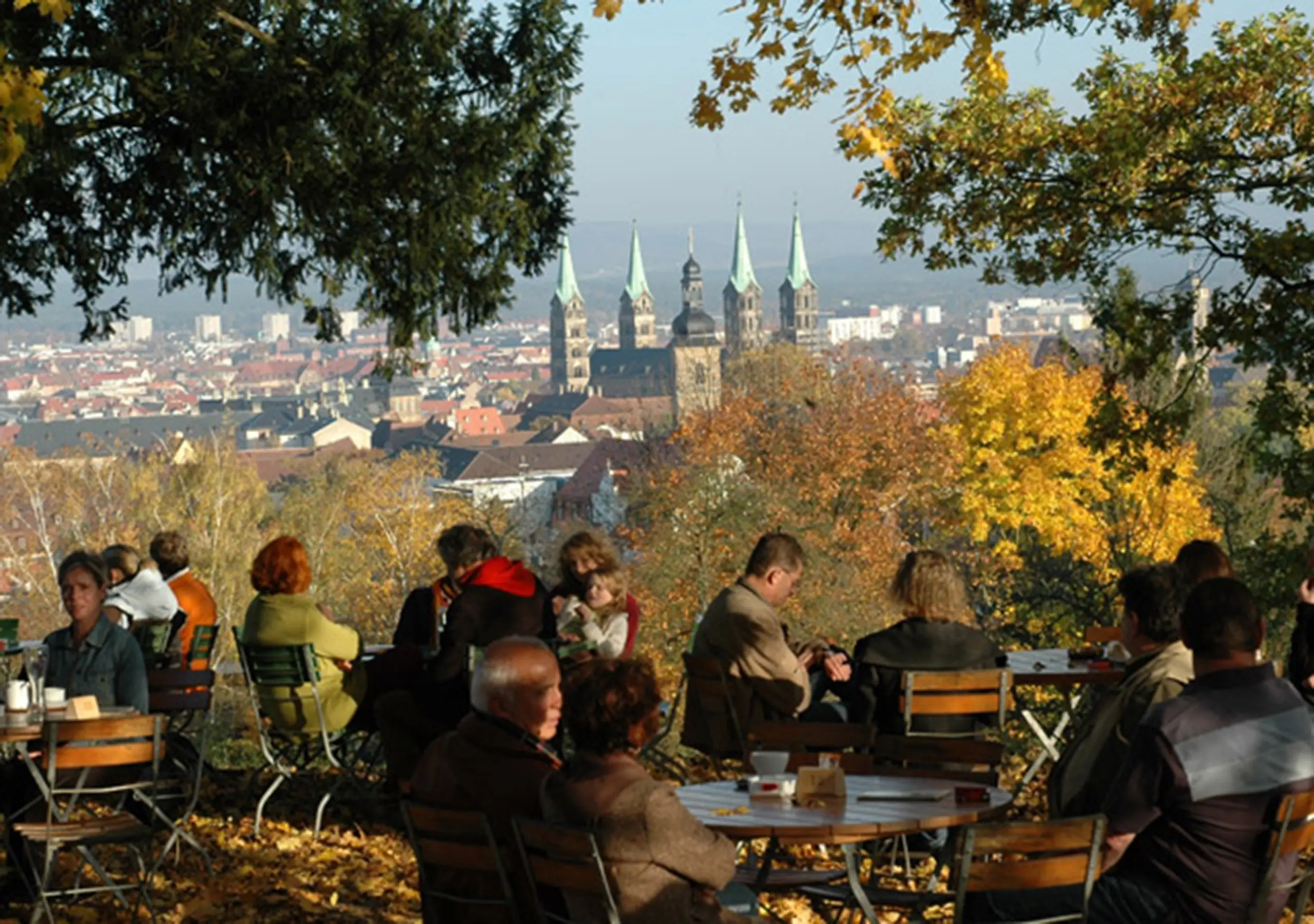 Blick über den Café-Garten auf den Bamberger Dom